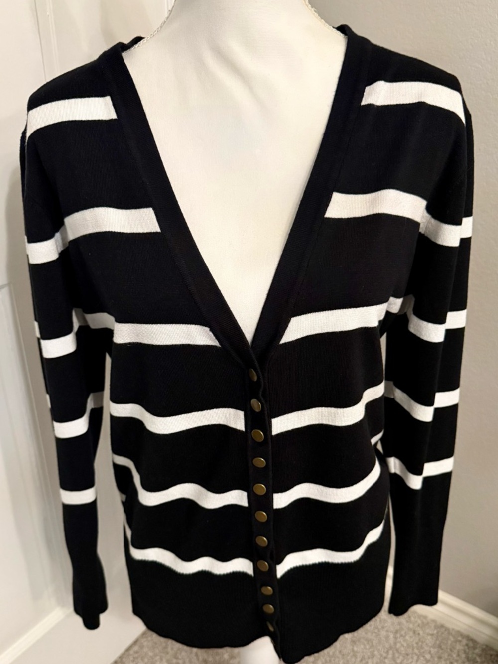 Women’s V-Neck button down cardigan sweater